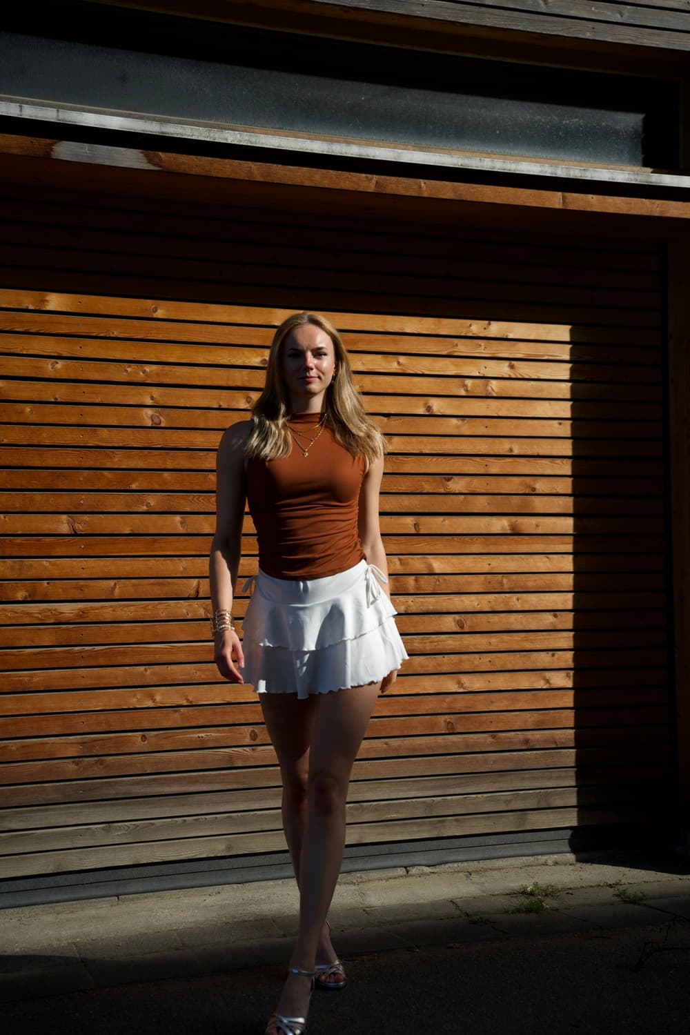 Kira Wirz – Ganzkörper Editorial Shoot an der Zitadelle Spandau, Terrakotta Top und weißer Rock