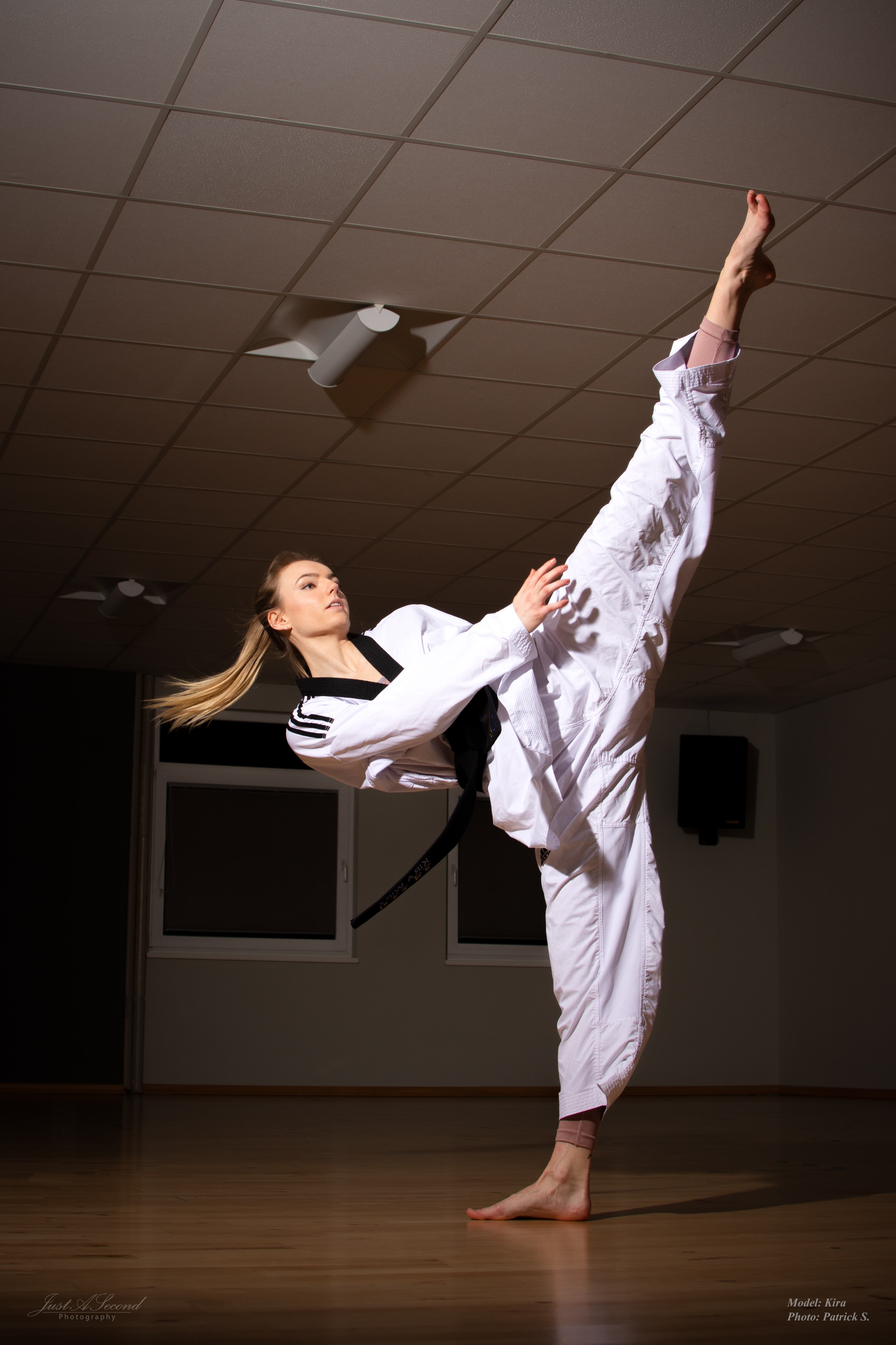 Kira Wirz führt einen Highkick aus – Taekwondo Schwarzgurt 1. Dan, Online Fitness-Coach und Personal Trainerin