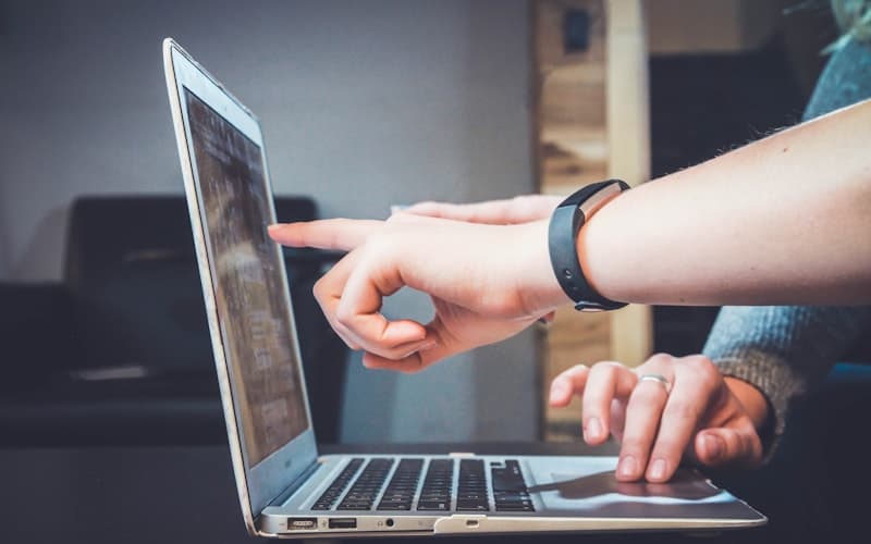 Zwei Personen in einem Online-Coaching-Gespräch am Laptop – Erstgespräch Fitness-Coaching mit Kira Wirz