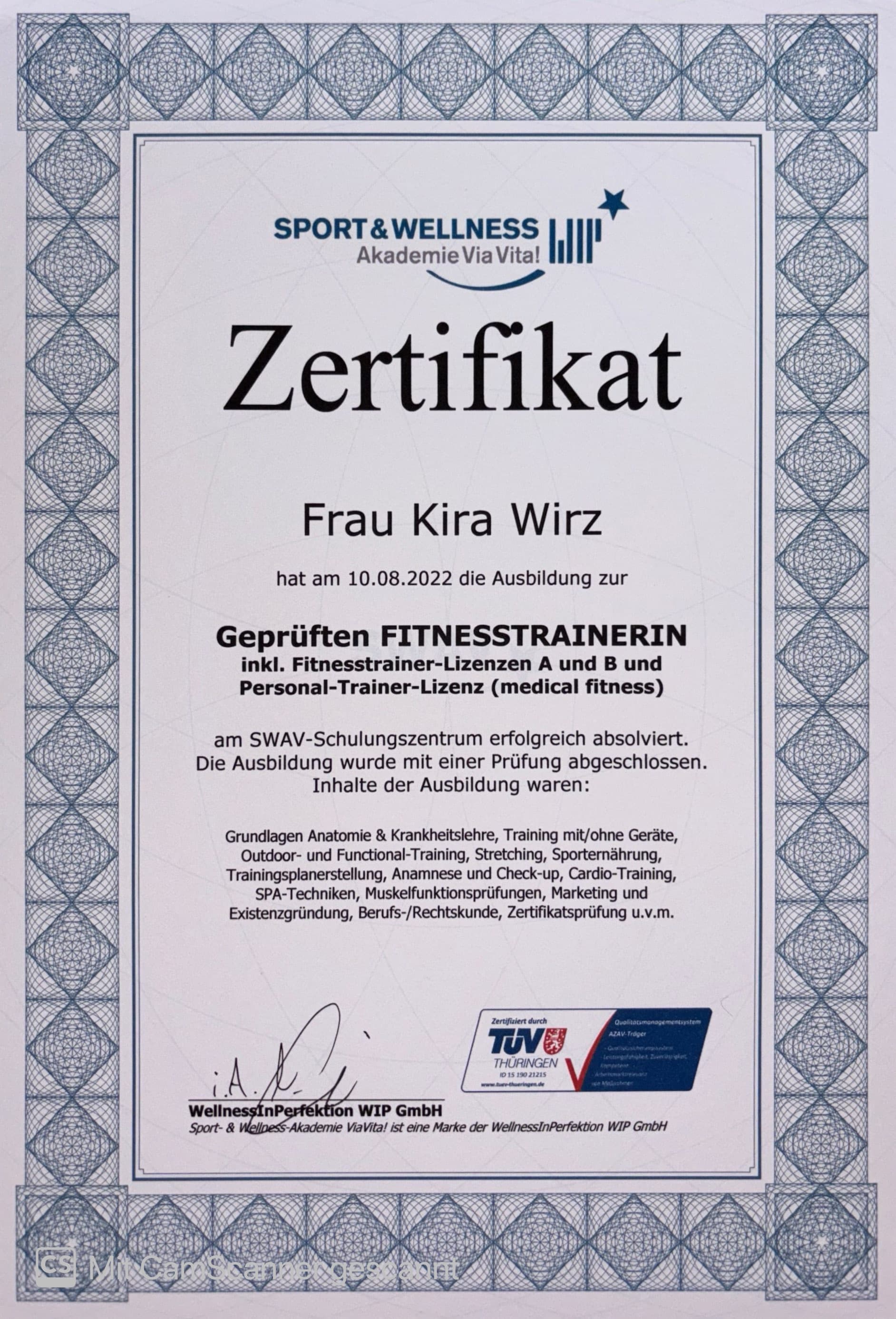 Offizielles Zertifikat: Kira Wirz – Geprüfte Fitnesstrainerin mit Fitnesstrainer-Lizenzen A & B und Personal-Trainer-Lizenz (medical fitness), ausgestellt von der Sport & Wellness Akademie Via Vita!, TÜV-zertifiziert durch TÜV Thüringen, AZAV-Träger